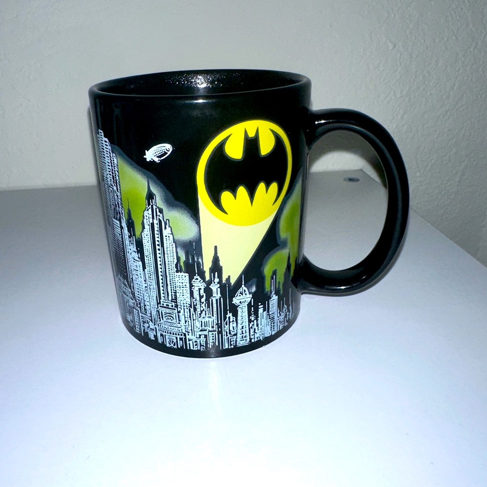 NEW IN BOX Batman Joker Lootcrate Color changing heat mug Gotham